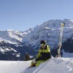 Relaxter Skifahrer vor Wildstrubel (Bild: © Lenk Simmental Tourismus - swiss-image.ch/Stefan Hunziker)